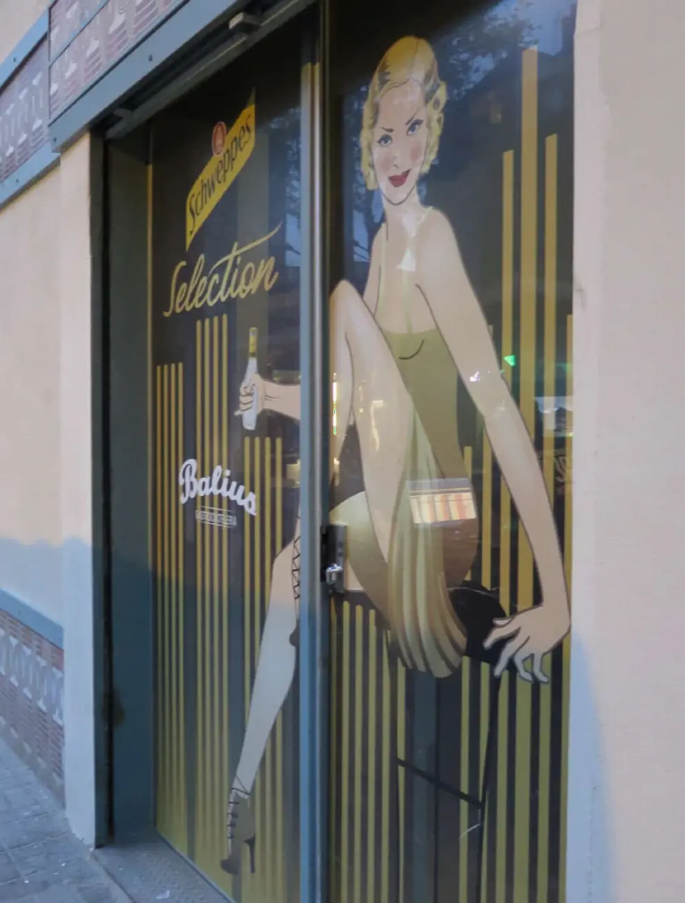 1920s Jazz girl, painted outside Balius Bar on Rambla del Poblenou. They have live Jazz nights (Sun 8:30pm) but you need a reservation. 