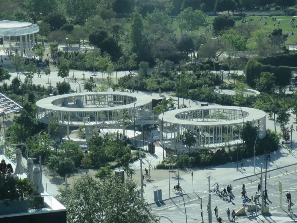Parc de les Glories, and the lawn at Gran Clariana (upper right), with the rooftop bar of Glories Tower above (lower left). 
