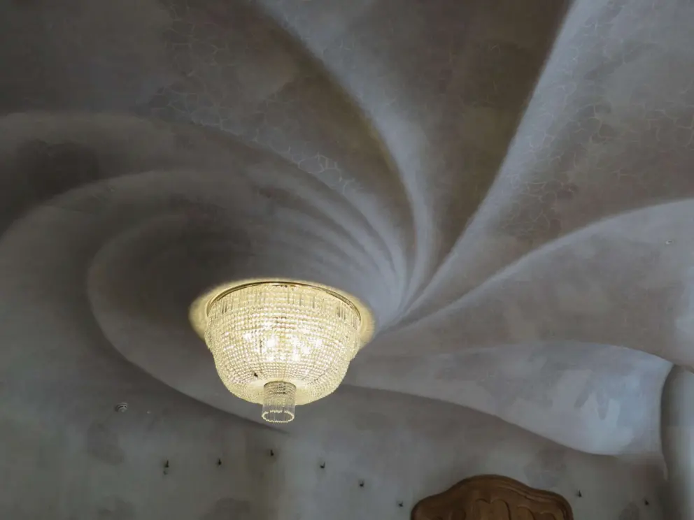 The ceiling in the second-floor gallery, like a seashell. 