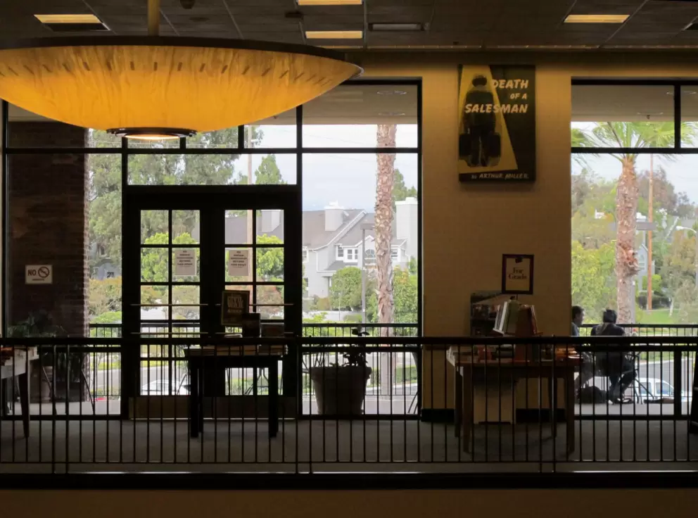 I love the big windows in the Barnes and Noble Bookstore!