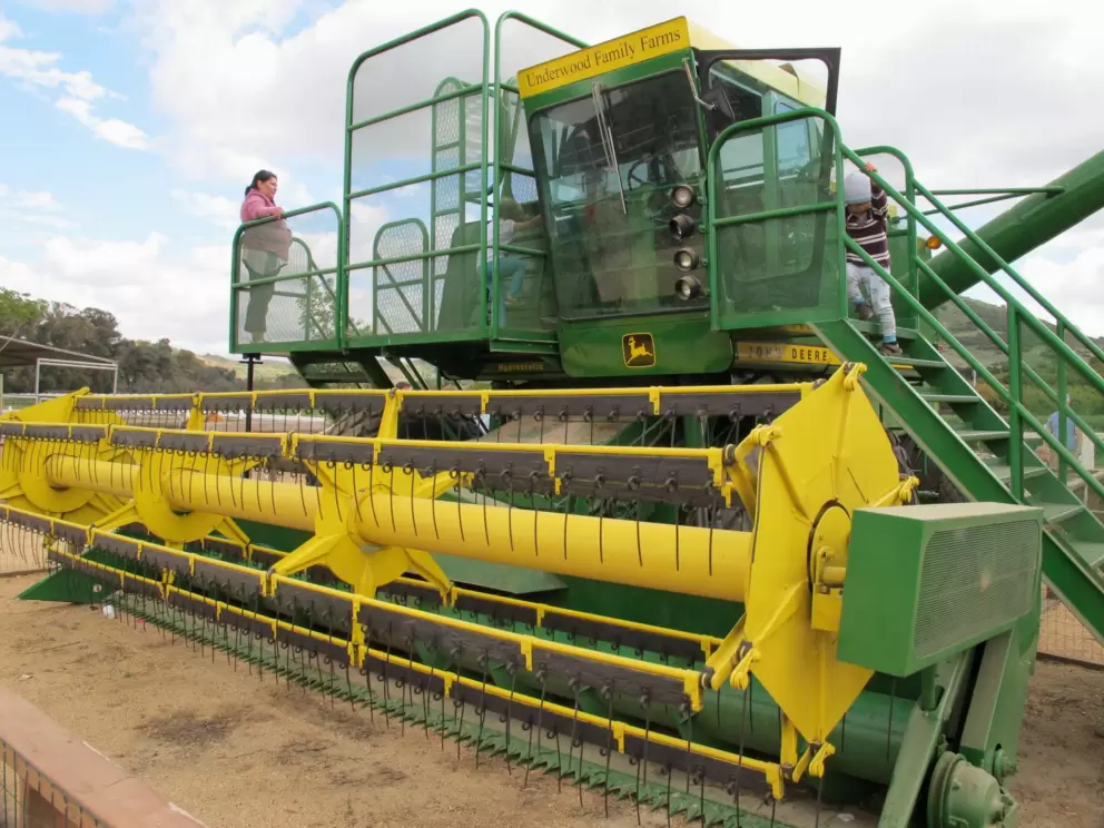 Harvester tractor to pretend to drive.