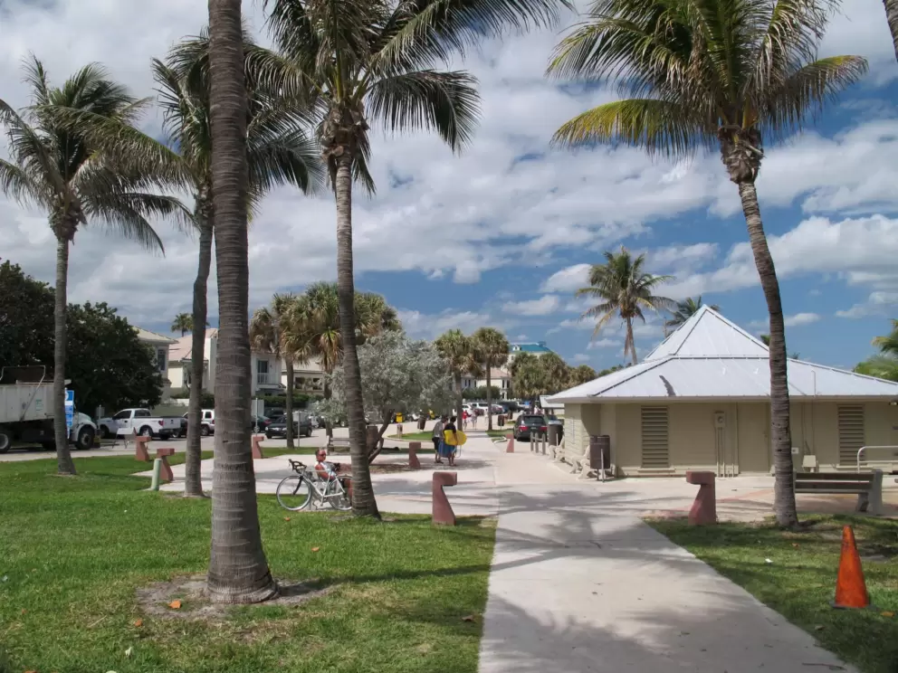 Tropical-looking parking lot at Juno Beach.