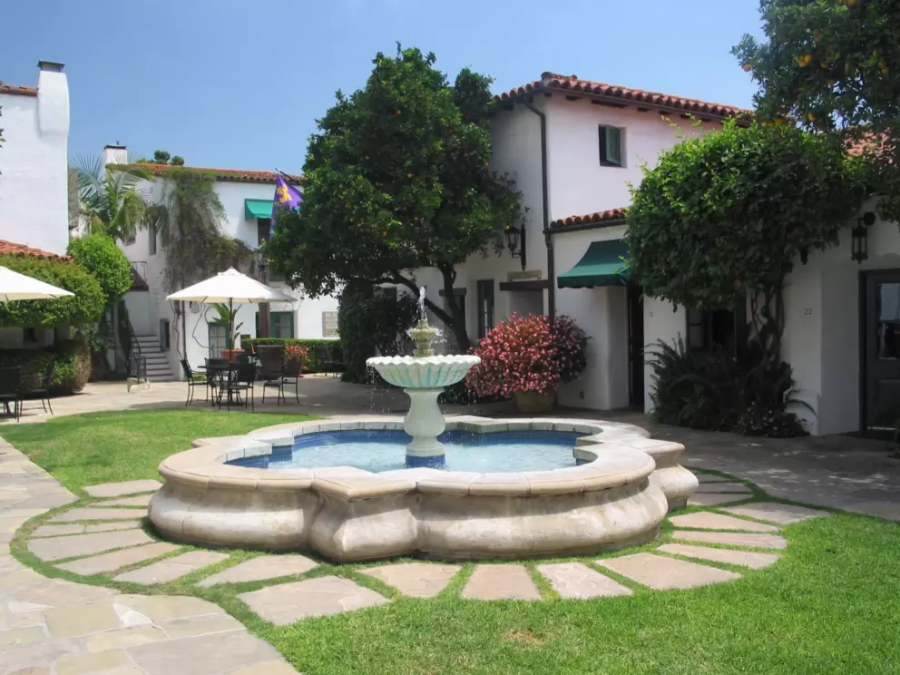 The bubbling fountain in the courtyard at El Paseo.