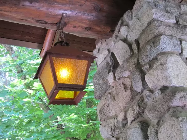 Lamplight and stone decor, at the entrance to the hotel.
