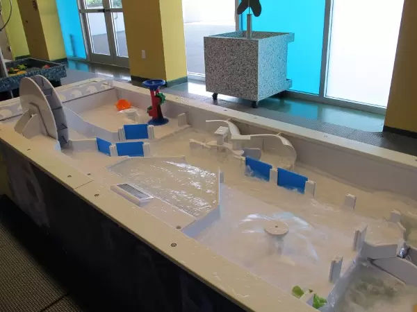 You can control the flow of water in the waterplay area!