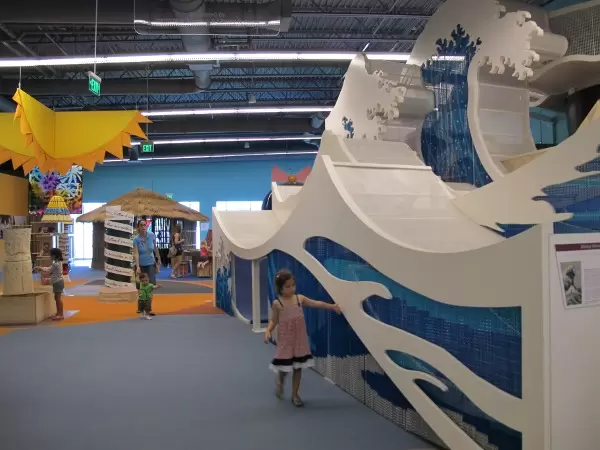 It's fun to run your hands along the chains that make up this wave.