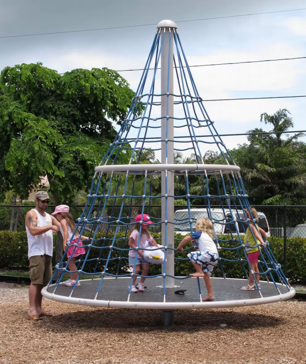This rope climby also spins around.