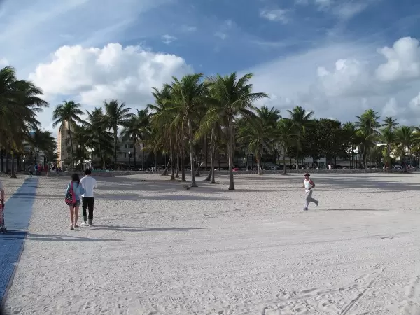 The sandy area between the boardwalk and the beach.