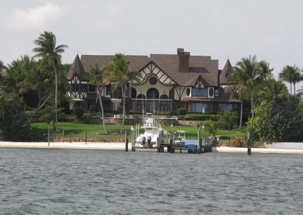 Beautiful mansion on the intracoastal waterway.