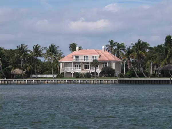 Mansion on the water. Check out the pink roof!
