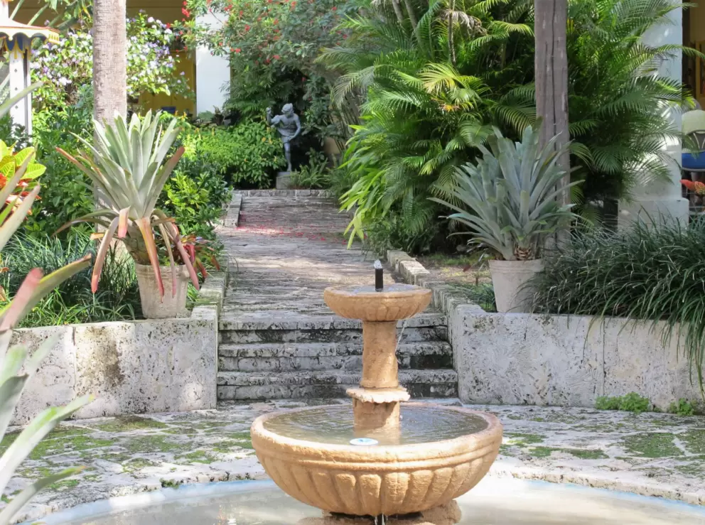 Fountain and sculpture.