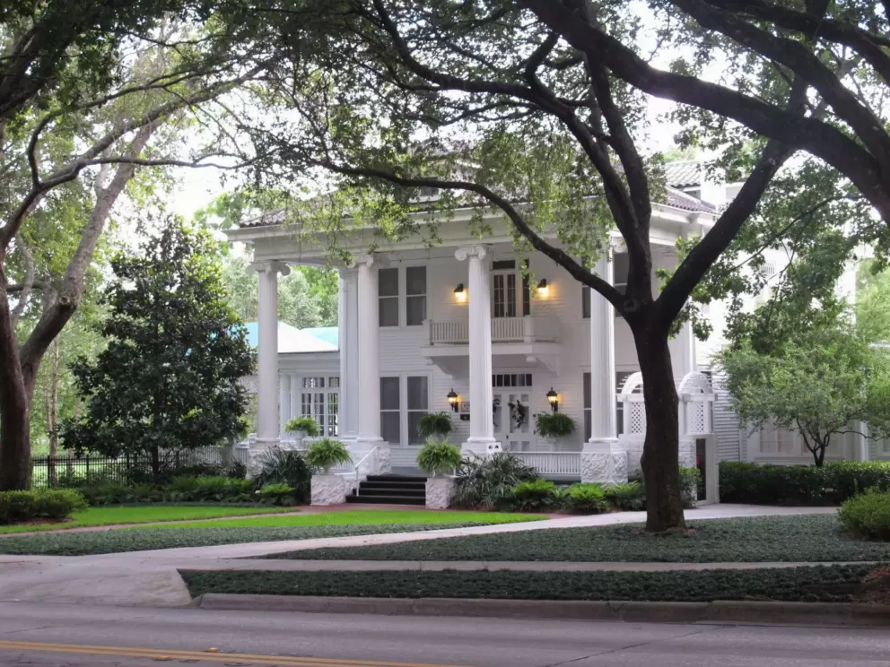 Southern-style mansion on Woodlawn Blvd.