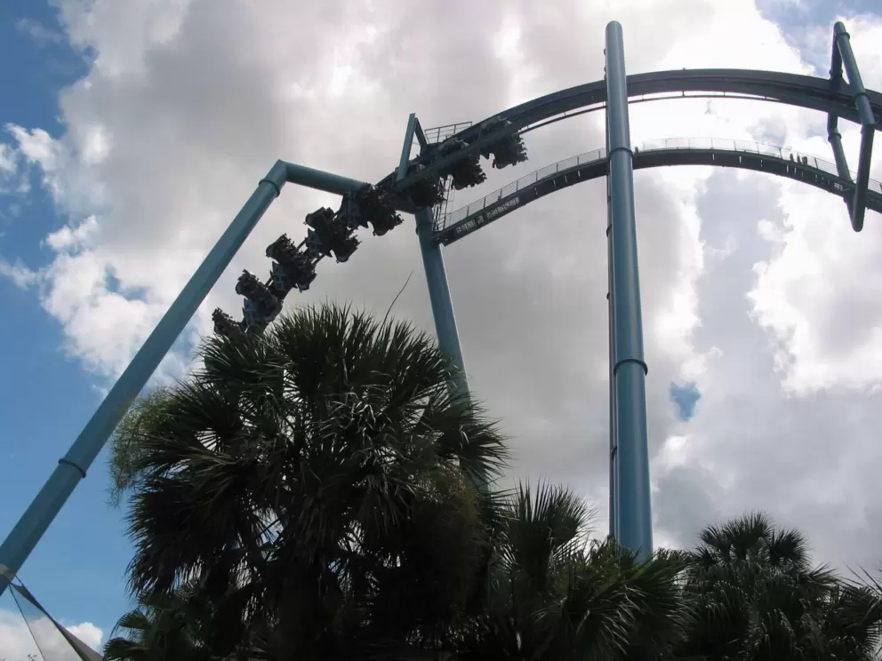 Zooming down on the Manta ride.