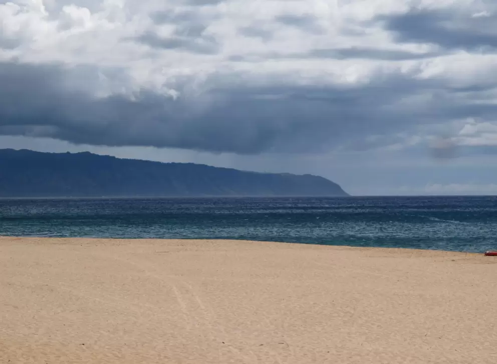 Perfect mountain view at Pipeline.