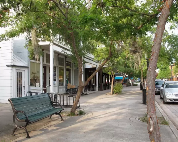 Small&nbsp;historic main strip with cafes, close to Stetson University.