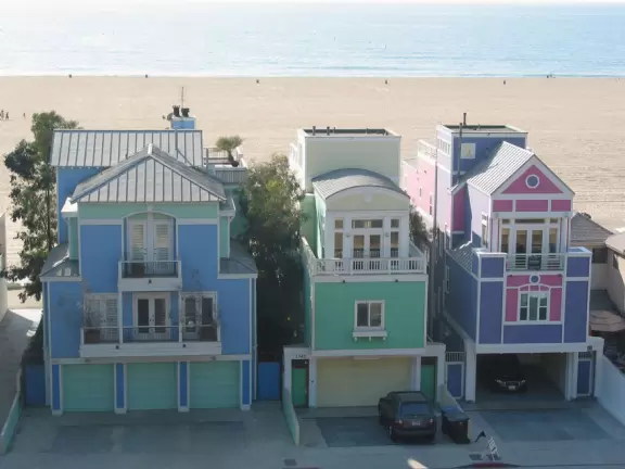 Super cool pastel-colored beachhouses!