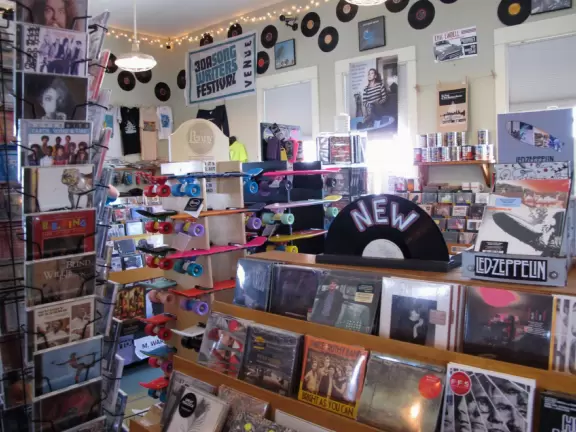 A cute town with high buildings that give shade, and a dreamy beach.