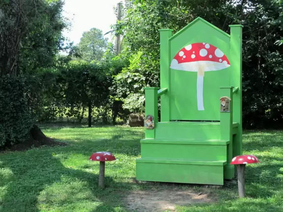 Pleasant large botanical garden with super area for kids.