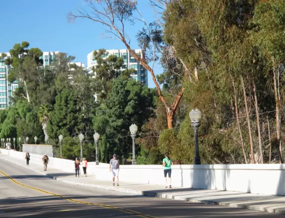 Saturday runners on El Prado.
