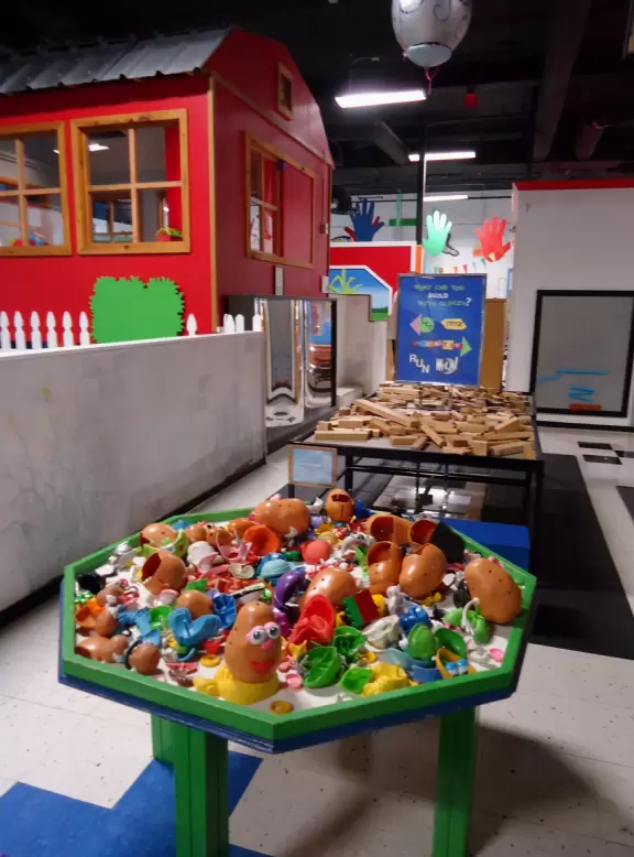 A small children's museum with a pretend grocery store and pretend cafe.