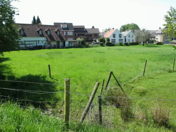 Beautiful countryside walk, with a coffee shop with sunny patio overlooking the green farmland.