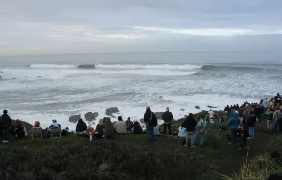 Checking out the huge waves and the morning sky, from the cliffs. 
