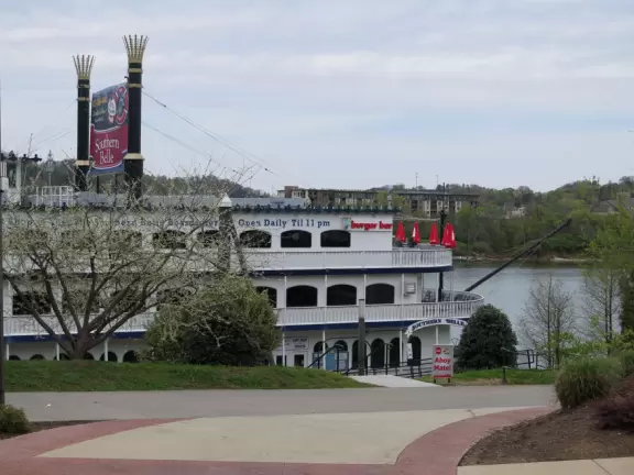 Eight&nbsp;mile paved walking path along the river and past some special sights!