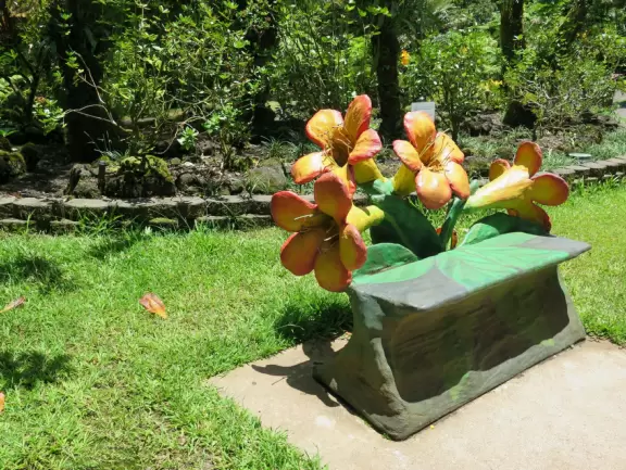 Pana'ewa (Panaewa) Zoo has gorgeous vegetation and flowers. Some of the animals seem happy. Huge, beautiful playground for your kids!