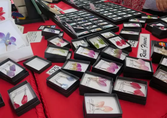 Unattractive downtown with&nbsp;gorgeous&nbsp;places nearby.