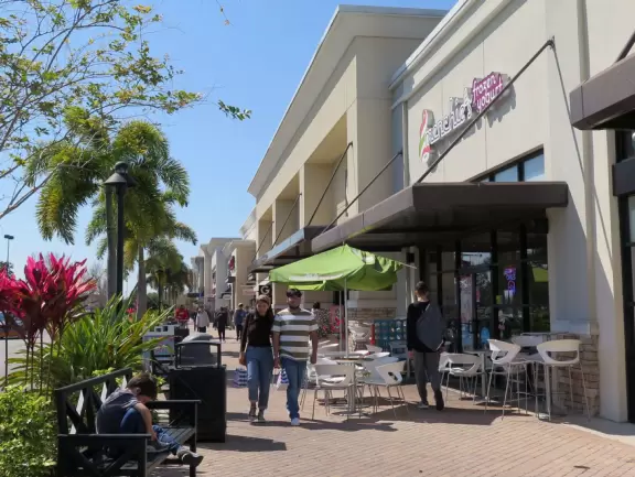 Bright, pleasant shopping center with many good stores and restaurants.