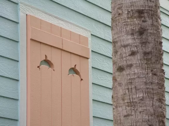 Ultra colorful resort with palm trees galore, live music by the pool, hotel rooms plus cottages, and shopping center.