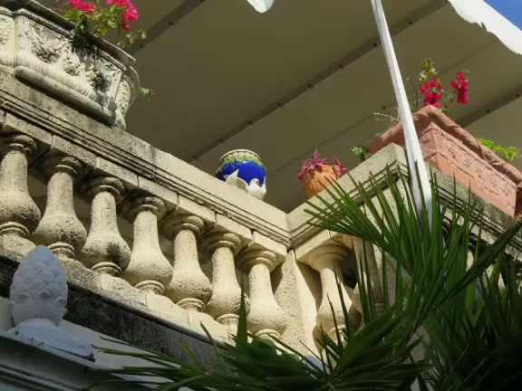 A sumptuous street with Spanish archways and courtyards and unique shops for the extremely rich.