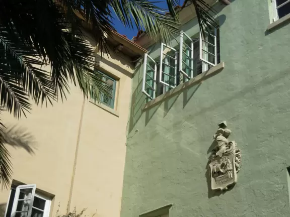 A sumptuous street with Spanish archways and courtyards and unique shops for the extremely rich.