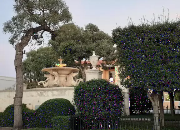 The fountain in the evening.