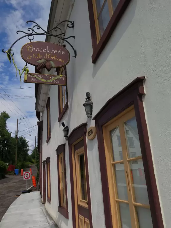 Beautiful loop drive around the island called &Icirc;le d'Orl&eacute;ans.