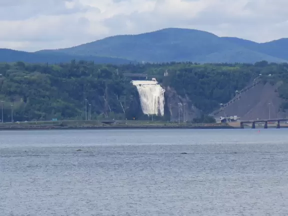Beautiful loop drive around the island called &Icirc;le d'Orl&eacute;ans.