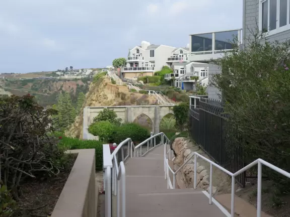 Lookout point over the harbor and a 200m walk in front of clifftop houses. Near cute modern development.