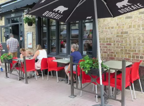 La Piazzetta Saint-Jean is a pleasant place to eat. 