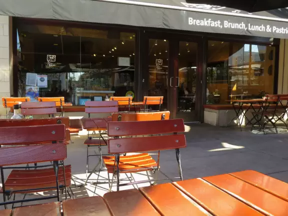 Le Pain Quotidien has nice outdoor seating, in the Metlox Plaza. 