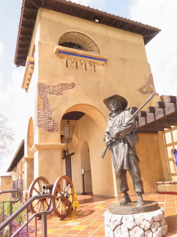 Cute, bright historic area with cafes and gift shops, and a lovely park in front of Temple Beth Israel. Nice views of hills covered in houses and desert plants.