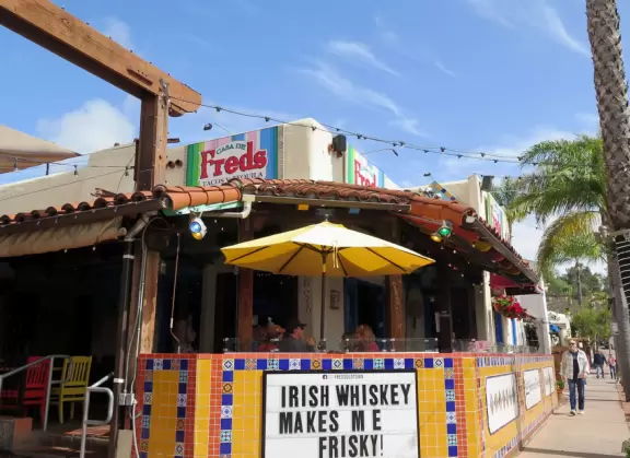 Cute, bright historic area with cafes and gift shops, and a lovely park in front of Temple Beth Israel. Nice views of hills covered in houses and desert plants.