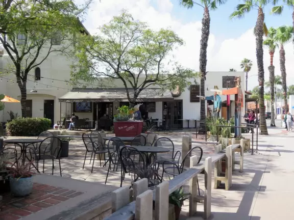 Cute, bright historic area with cafes and gift shops, and a lovely park in front of Temple Beth Israel. Nice views of hills covered in houses and desert plants.