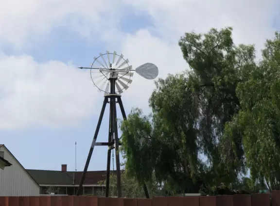 Cute, bright historic area with cafes and gift shops, and a lovely park in front of Temple Beth Israel. Nice views of hills covered in houses and desert plants.