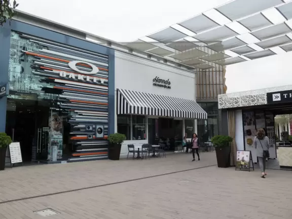 Gorgeous outdoor mall near UC San Diego, with lots of public spaces, cafes, and even a huge outdoor climby for kids.
