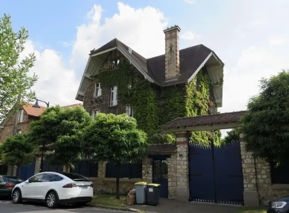 Charming streets around Saint Anthony of Padua Church, and a relaxing place to stay if you want to see Versailles Palace and Gardens.