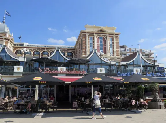 Popular beach with large pier, wide boardwalk, aquarium, grand 1880s hotel, and cafes.