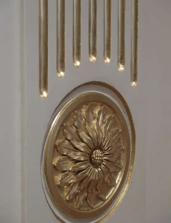 Gold detail in the palace. 