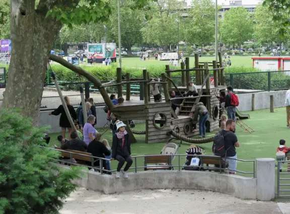 There are two children's playgrounds, both wooden, on either side of Pont des Amours. Stop and have fun!