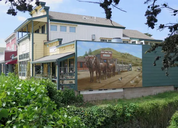A pretty beachside town, with a wooden pier and wide windy beach with perfect views of Morro Rock, and colorful houses with gardens, backed by gently-sloping hills.