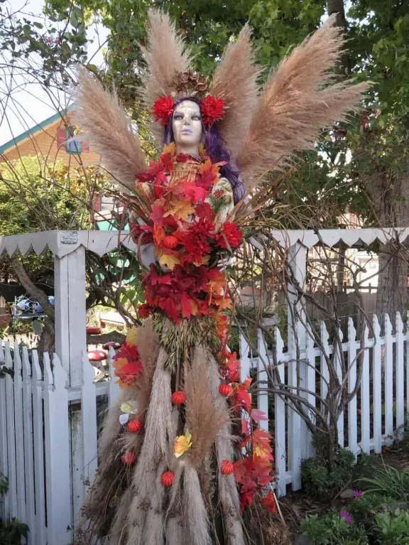Dozens of scarecrows around Cambria East, Cambria West, Moonstone Drive, and San Simeon! In front of businesses. Very fun!